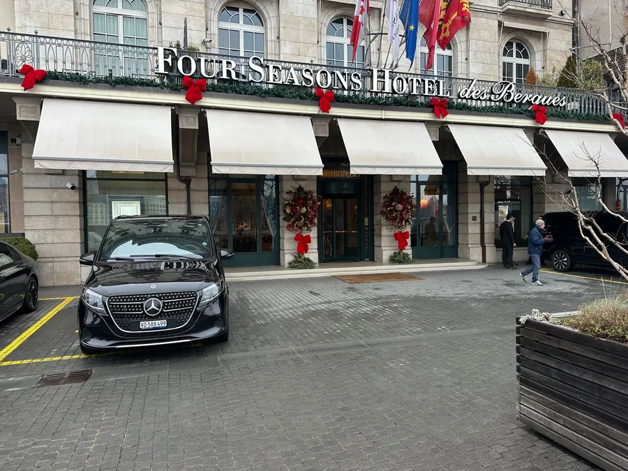 Mercedes noire de Taxi Eduard devant un grand hôtel à Genève