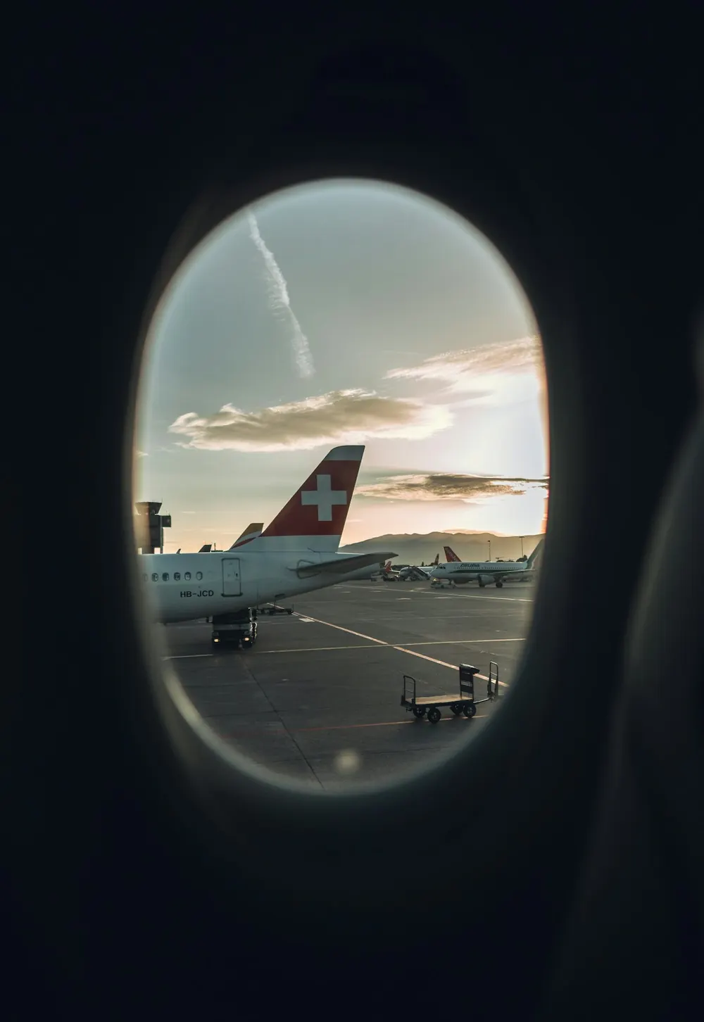 Avion sur la piste d'un aéroport