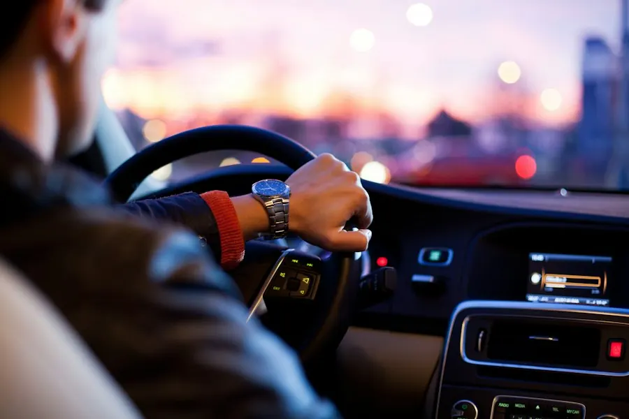 Chauffeur au volant sur la route au coucher du soleil