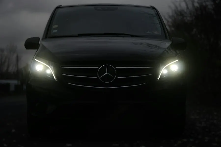 Van Mercedes noir phares allumés, de nuit